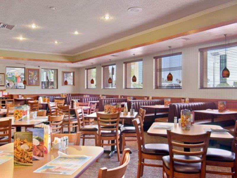 Clarion Inn & Suites Across From Universal Orlando Resort Restaurant bilde